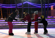 22 октября в Измайловском парке  прошла первая заливка катка «Серебряный лед». Это значит, что совсем скоро в парке стартует новый зимний сезон 2014-2015