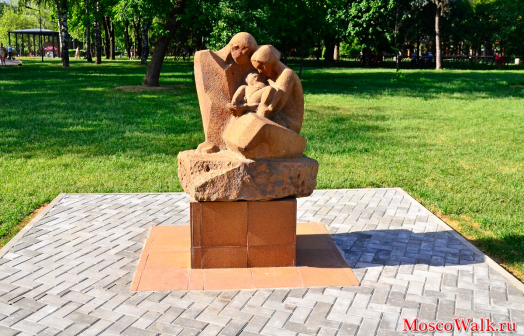 Скульптура Семья в Гончаровском парке