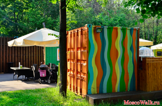 разноцветный контейнер в парке
