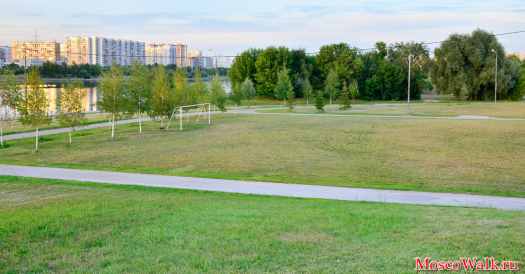 футбольное поле на набережной в парке