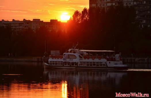 Вечерняя прогулка по Москва реке на теплоходе