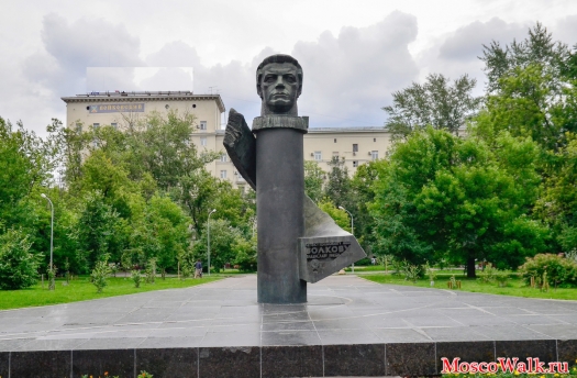 Памятник летчику-космонавту СССР