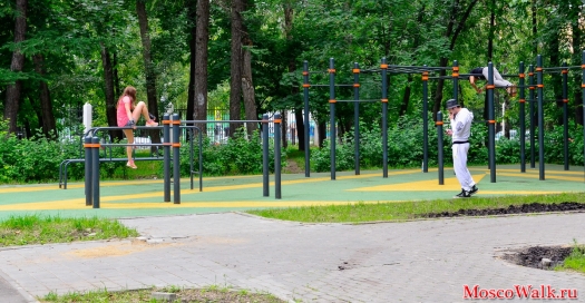 площадка с турниками в парке