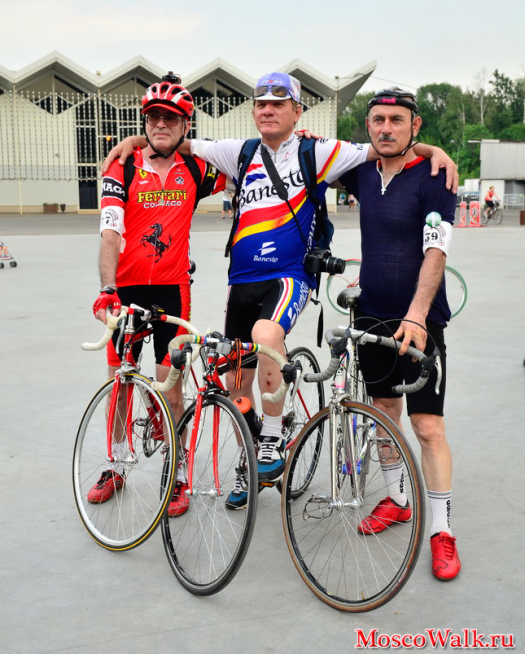 ВелоГонщики на велосипедах Спутник