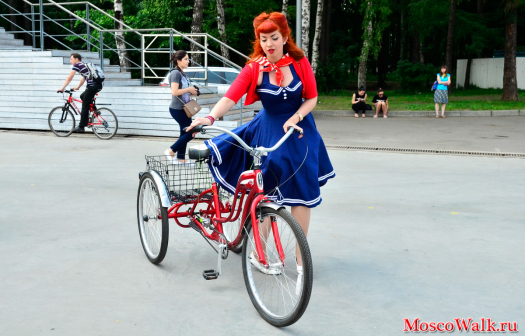 Девушка на велосипеде Schwinn
