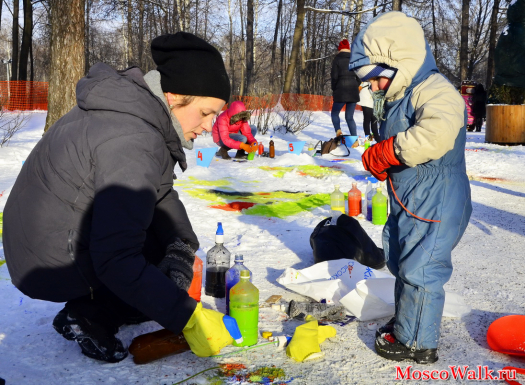 Семья рисует на снегу