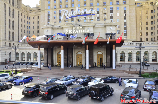 центральный вход гостиницы Украина