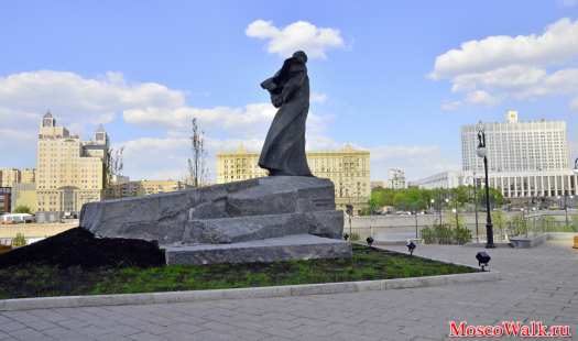 памятник Тарасу Шевченко около гостиницы Украина