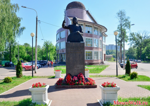 Памятник - Дважды Герой Советского Союза генерал-полковник Драгунский