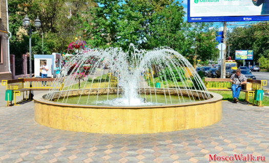 Сквер с фонтаном у метро Щукино