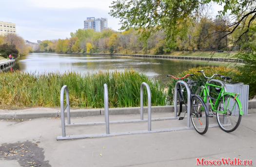 Велосипедная парковка на берегу пруда