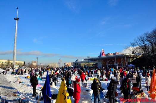 на площади перед Дворцом пионеров сегодня не протолкнуться, не смотря на хороший морозец
