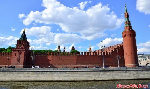 Москворецкая и Петровская башни Кремля 