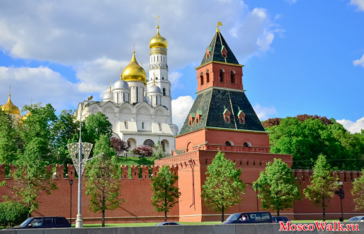 Архангельский собор и Тайницкая башня московского Кремля