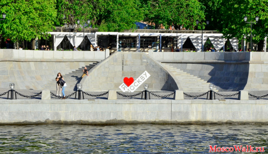 Стела "Я люблю Москву" на набережной Парка Горького