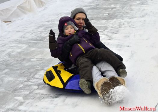 Катание с ледяной горки в Москве
