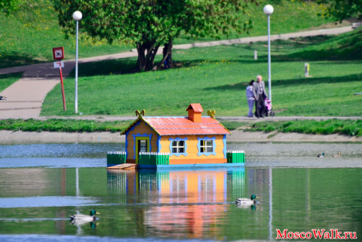 дом для птиц на пруду