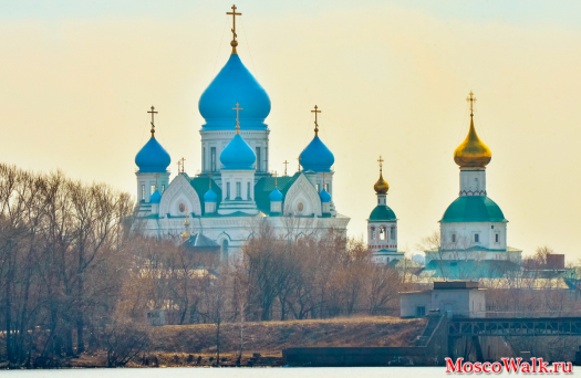 Собор на берегу Москва реки