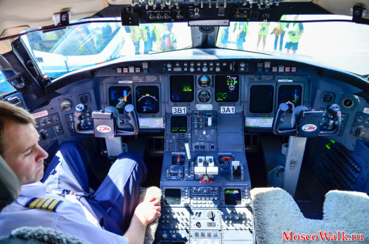 кабина пилотов самолета CRJ-100