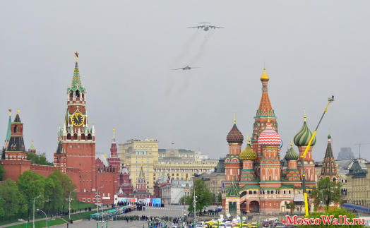 ИЛ-78 и Ту-160 пролетают над Красной площадью
