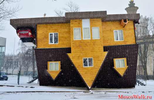 Музей перевернутый дом в Москве Арбат