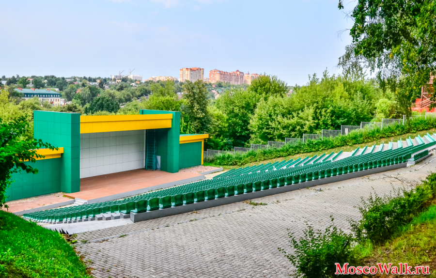 Зелёный театр в парке Талалихина