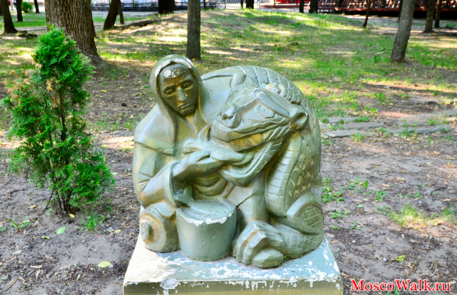 Статуя Девушка кормит Тигра