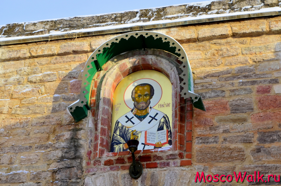 Икона Святителя Николая Чудотворца над Никольскими воротами Изборской крепости.