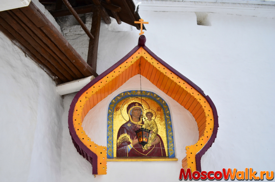 Икона над входом в Псково-Печерский Монастырь