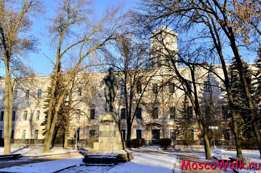 Памятник Кирову, на заднем фоне Дом Советов - администрация области.