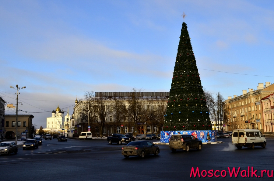 Новогодняя елка на Октябрьской площади