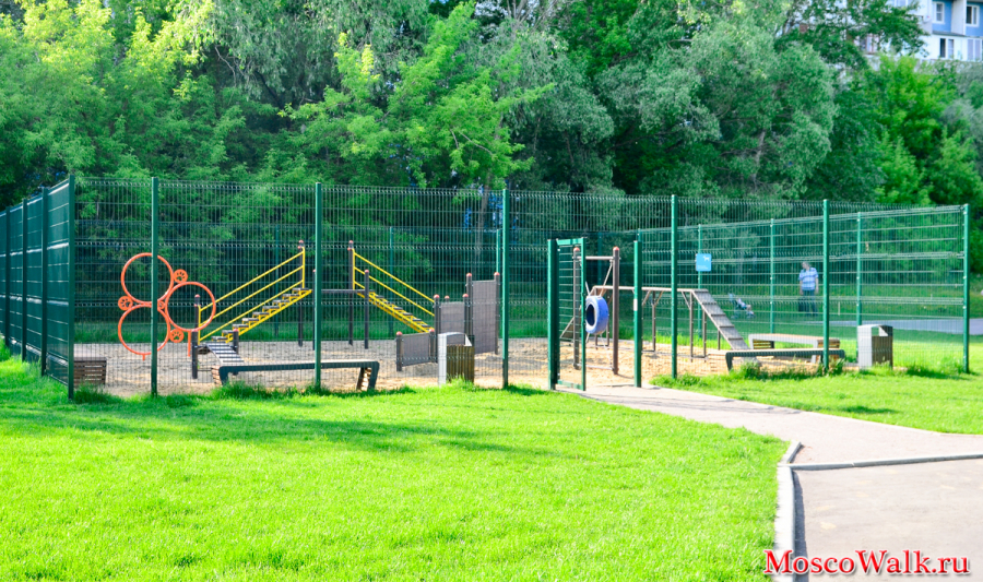 площадка для выгула собак в парке Садовники