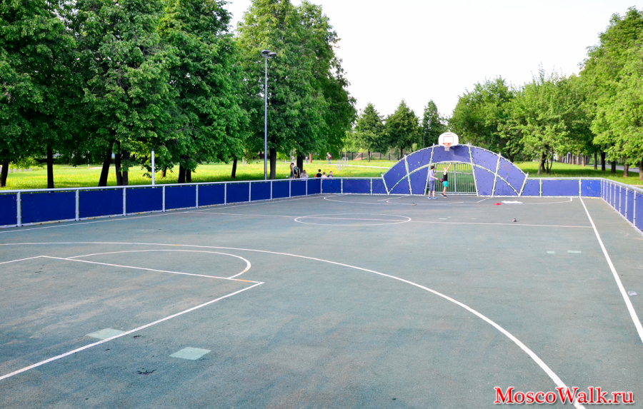 спортивная площадка в парке