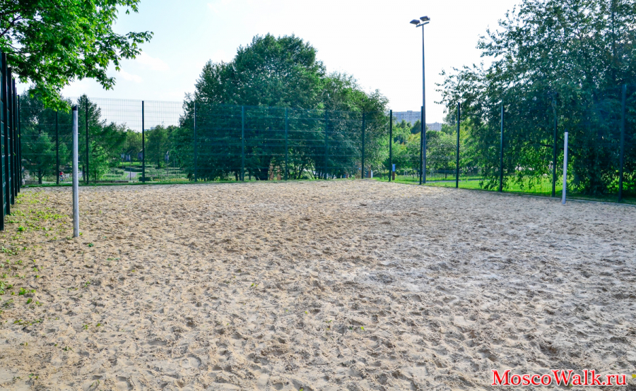 Песчаная площадка для пляжного волейбола в Садовниках