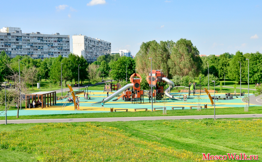 Детская площадка в парке Садовники