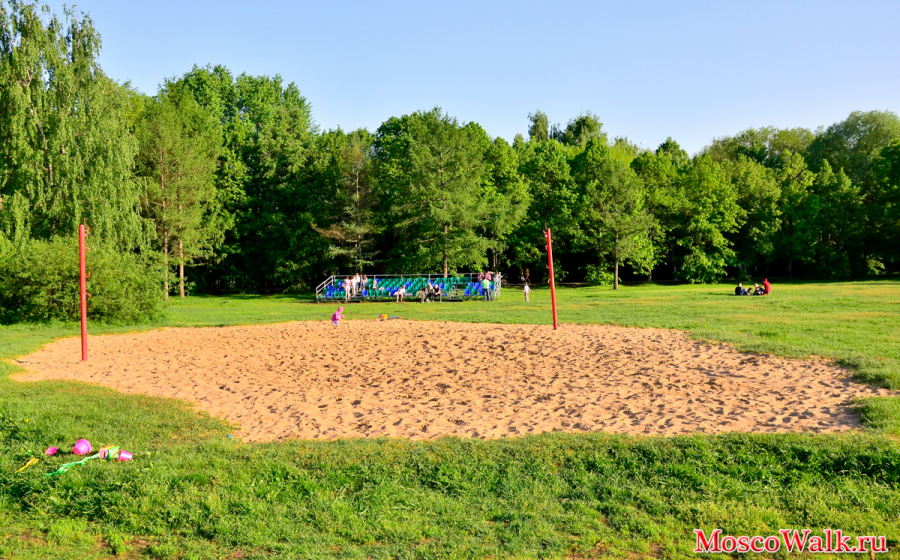 Площадка для игры в пляжный волейбол в парке