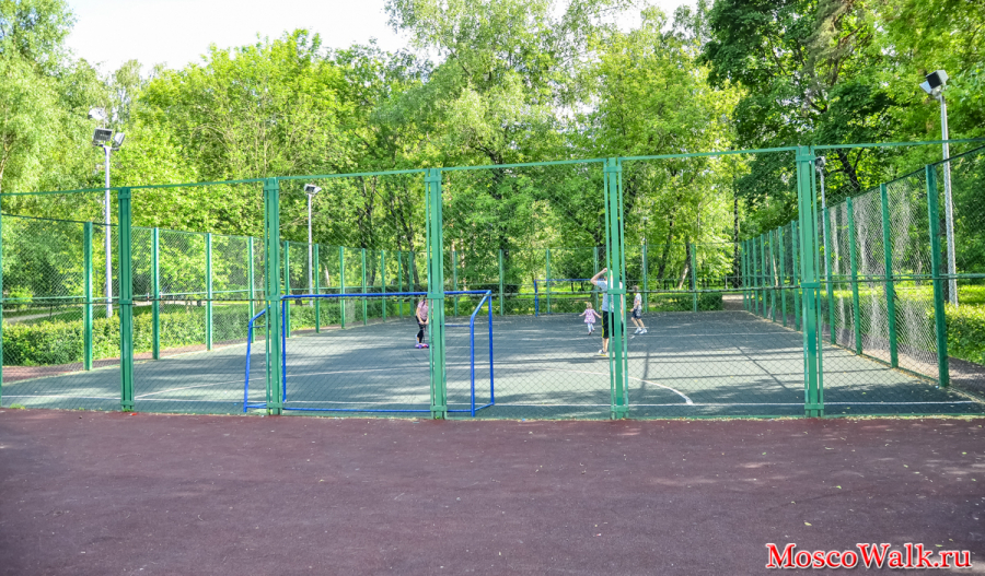 Спортивная площадка в Джамгаровском парке