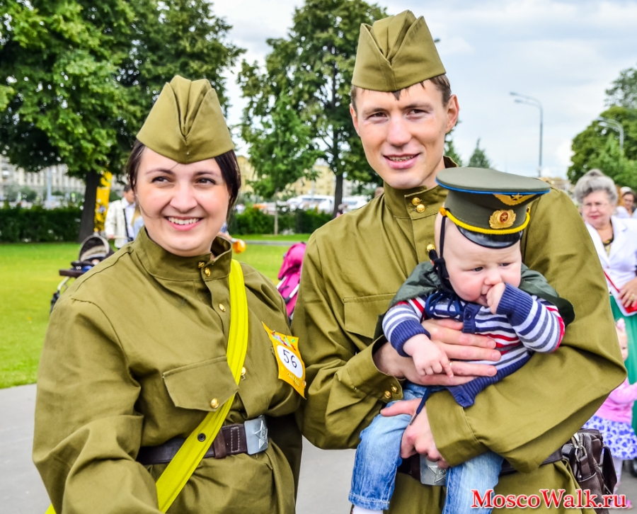Военная семья на параде колясок