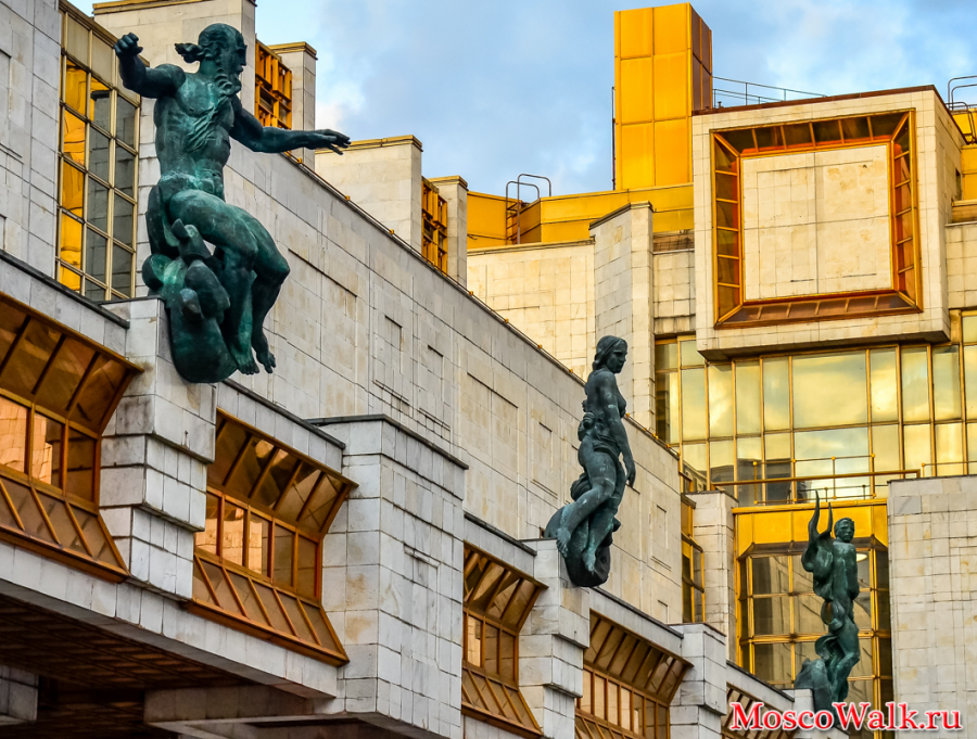 Скульптура на здании Президиума РАН