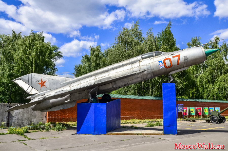 Советский многоцелевой истребитель МиГ-21