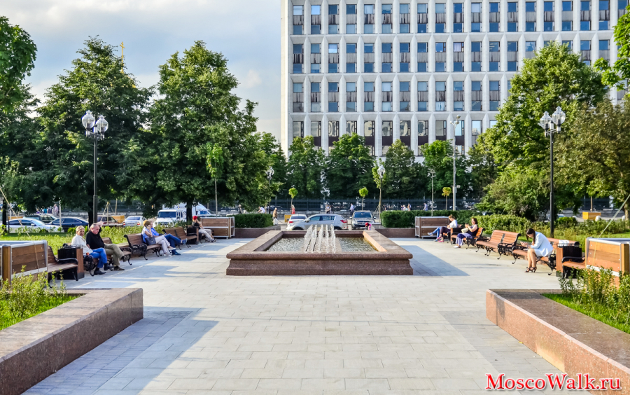 лавочки и фонтан на Калужской площади
