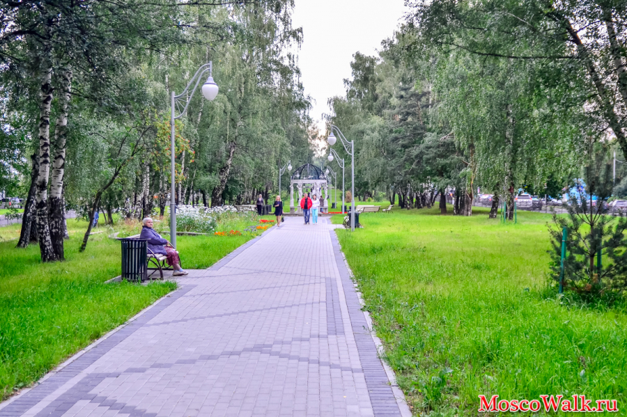 отдых и прогулка по аллее в Новоясенево