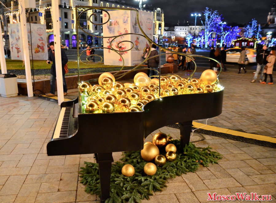 рояль с новогодними шарами
