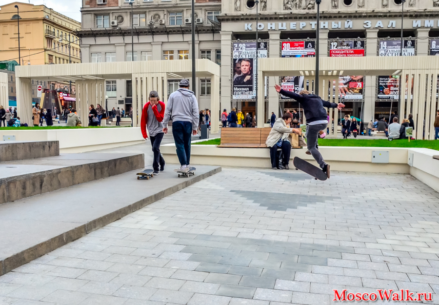 на скейтах в центре Москвы