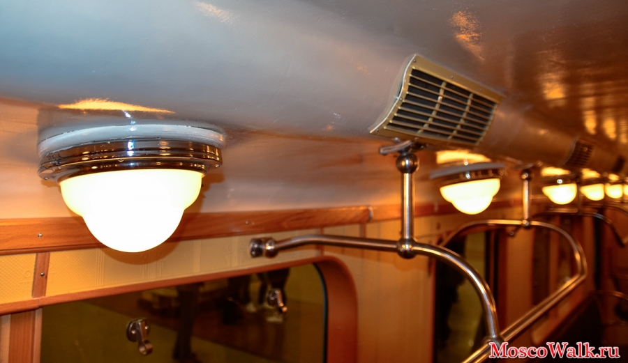 лампы освещения в вагоне метро
