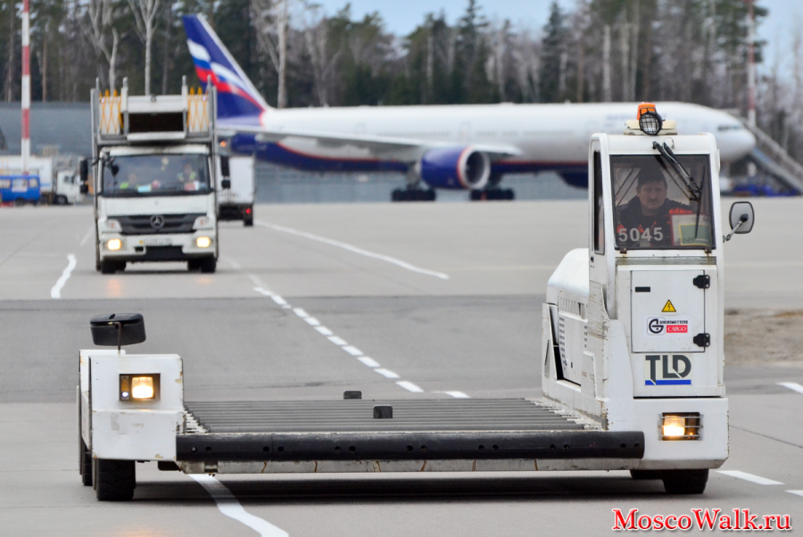 Автомобиль для перевоза грузовых контейнеров в аэропорту