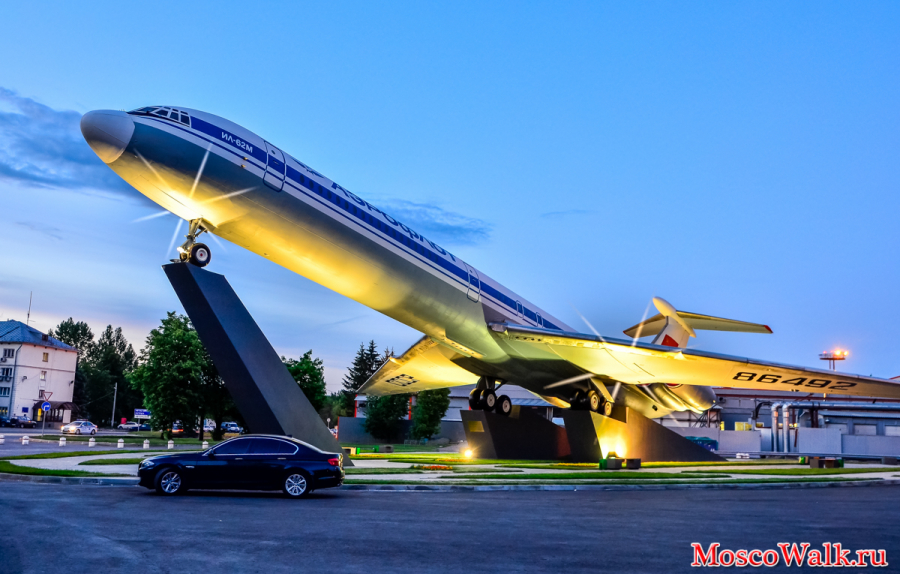 Вечерний памятник Ил-62 в Шереметьево