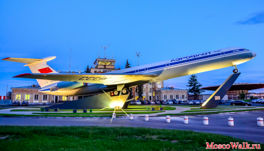 памятник Ил-62 вечером