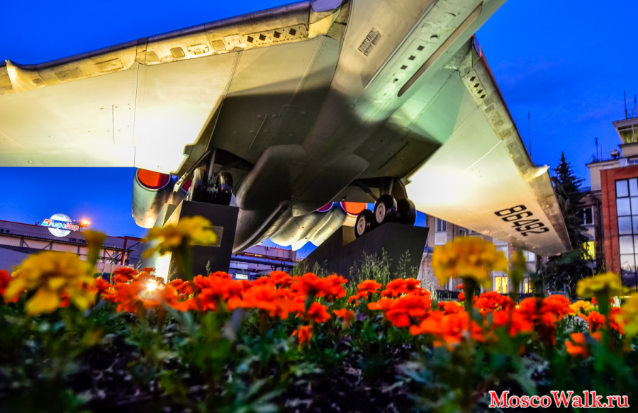 В Шереметьево памятник самолета Ил-62