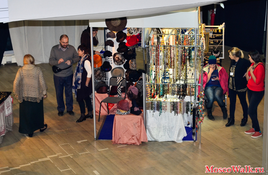 посетители на выставке Антик Шоу в Сокольниках